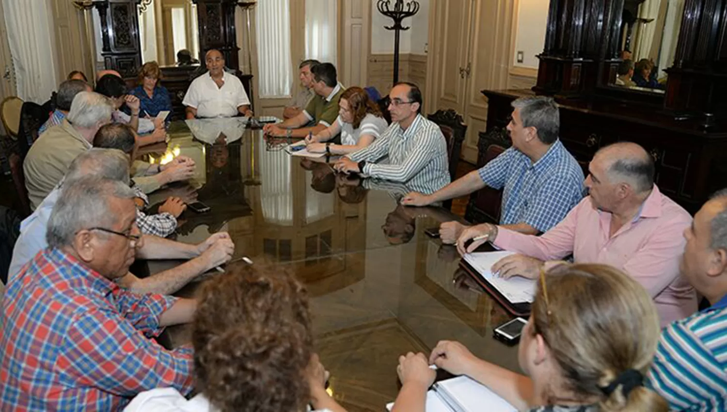 El gobernador Manzur  encabeza la reunión del comité de emergencia, en la Casa de Gobierno. FOTO GENTILEZA SECRETARÍA DE COMUNICACIÓN PÚBLICA