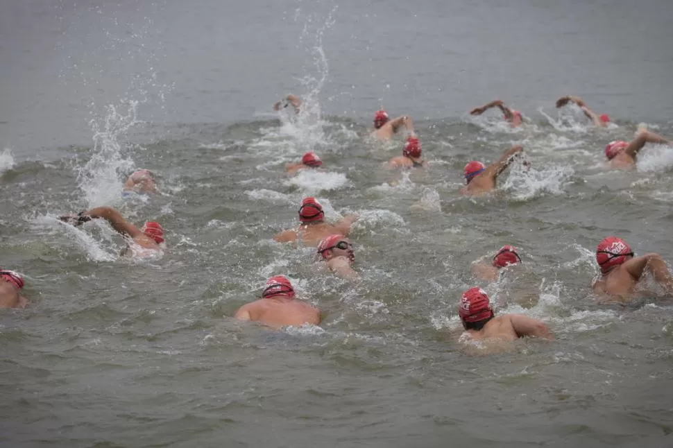 DIQUE. Centenas de nadadores estuvieron en El Cadillal en diciembre. la gaceta / foto de juan pablo sánchez noli