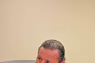 La idea de congelar los sueldos de los funcionarios ya genera debate entre los dirigentes tucumanos