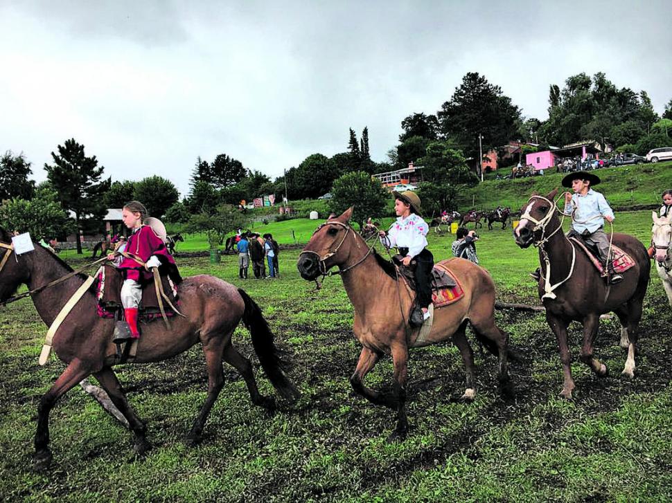 DESFILANDO. Los niños se destacan arriba de sus caballos en la prueba de riendas para menores de seis años.  