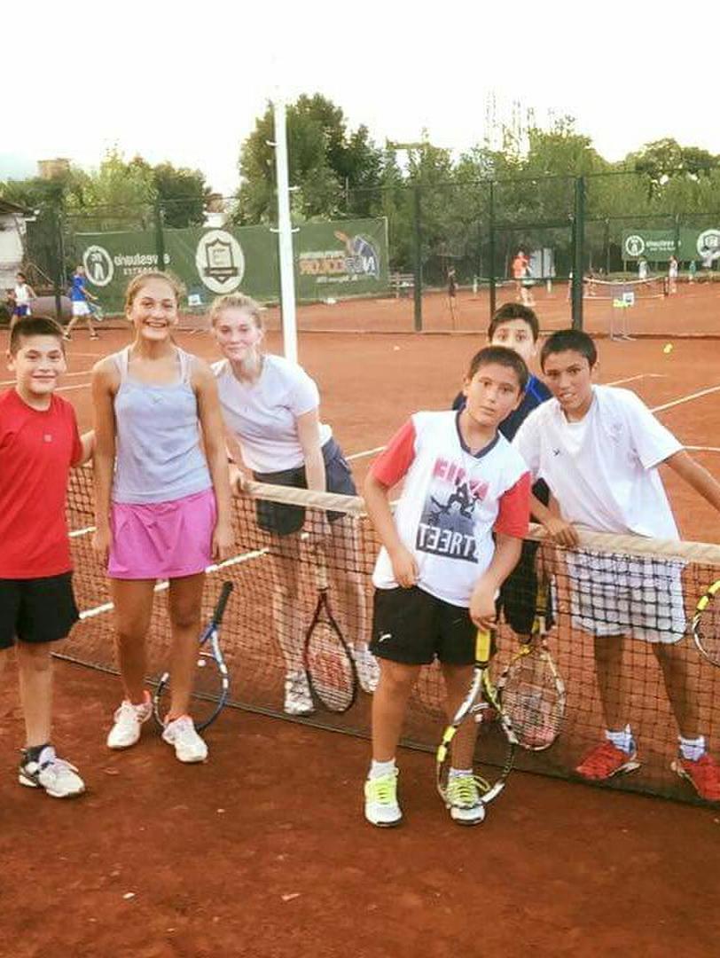 MÁS NIÑOS QUE NIÑAS. La academia de Adriana y Gabriel trabaja para atraer mujeres al tenis. Imagen de bazan tenis academia