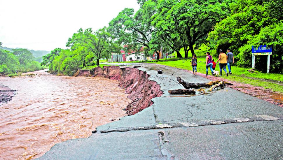 La lluvia destrozó caminos y en el sur se encuentran en alerta máxima