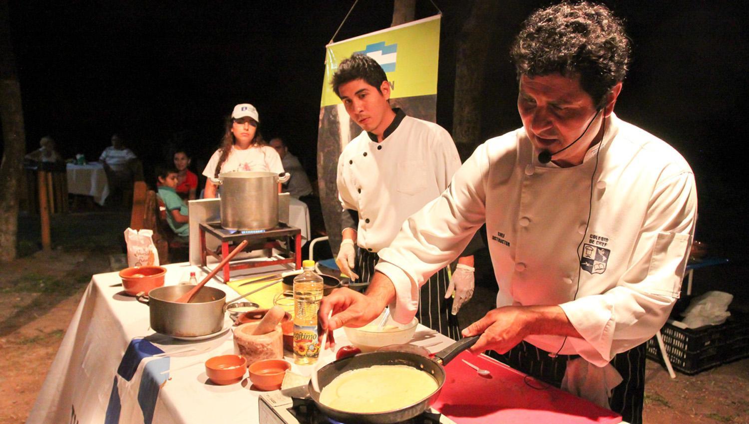 Sabores especiales y cocineros en acción en la Noche Gourmet en El Cadillal. 