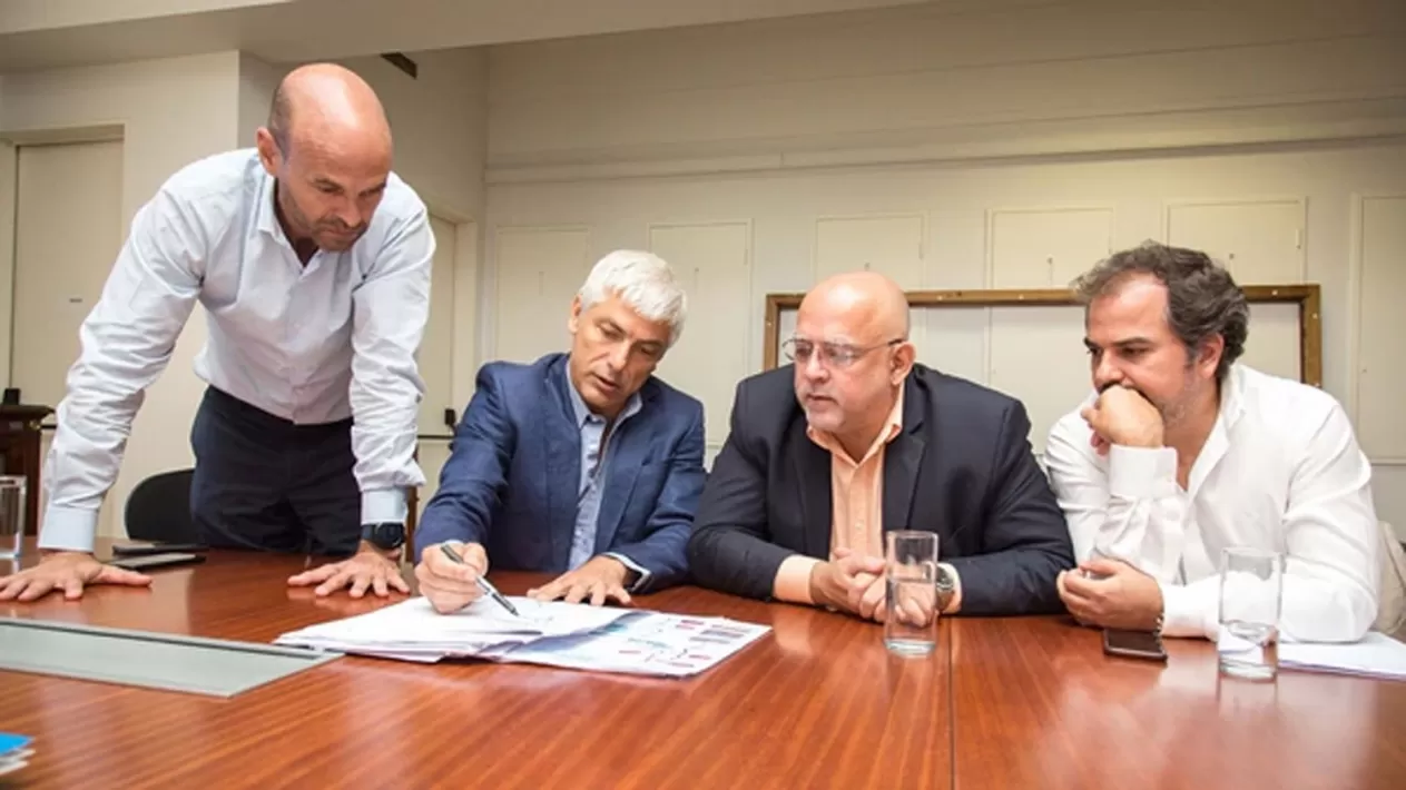 GUILLERMO DIETRICH Y EL TITULAR DEL PLAN BELGRANO, ENTRE OTROS. FOTO TOMADA DE INFOBAE.COM
