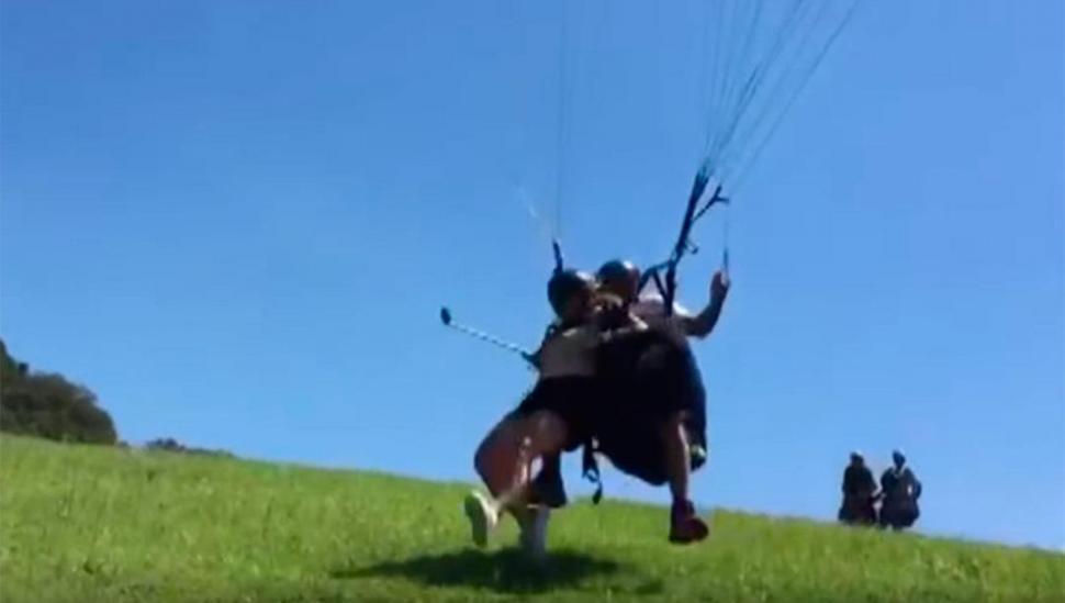 Una policía se disfrazó para poder detener al parapentista
