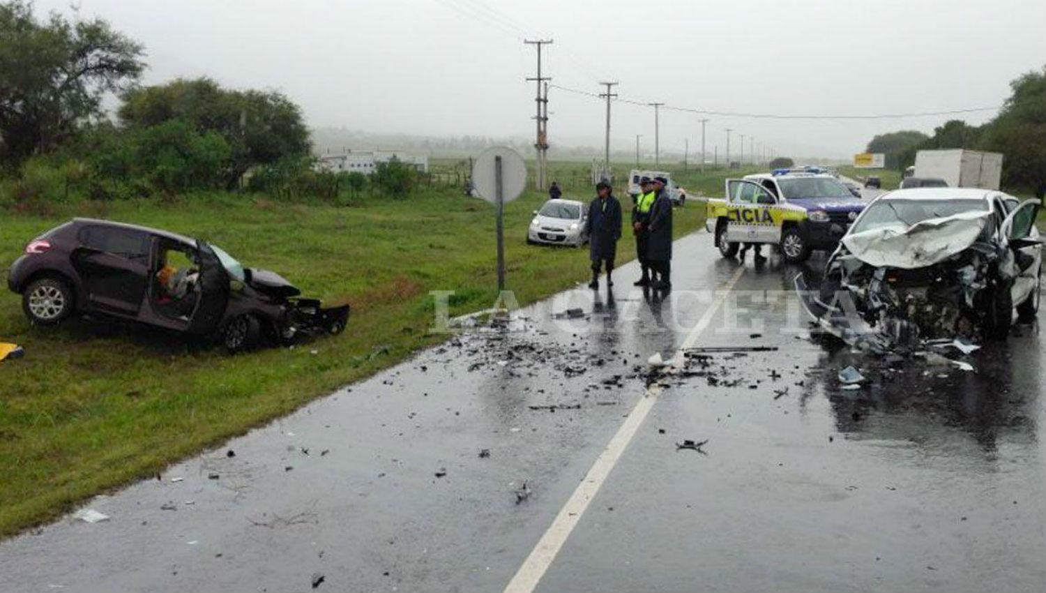 TRÁGICO. Los dos vehículos quedaron destruidos después del choque que le costó la vida a tres adultos. LA GACETA / FOTO DE JUAN PABLO SÁNCHEZ NOLI


