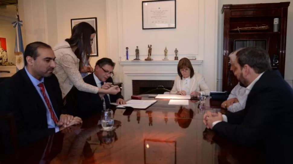 ACUERDO. Daniel Posse y Patricia Bullrich firman el convenio de cooperación. prensa corte suprema de justicia tucumán 