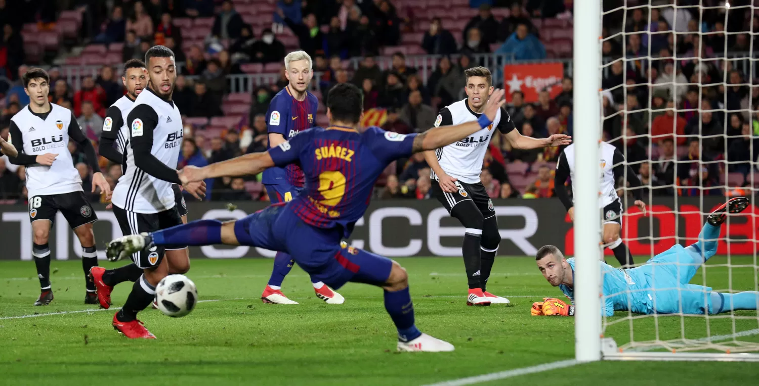 Messi apareció con su clase y asistió a Suárez en la victoria de Barcelona