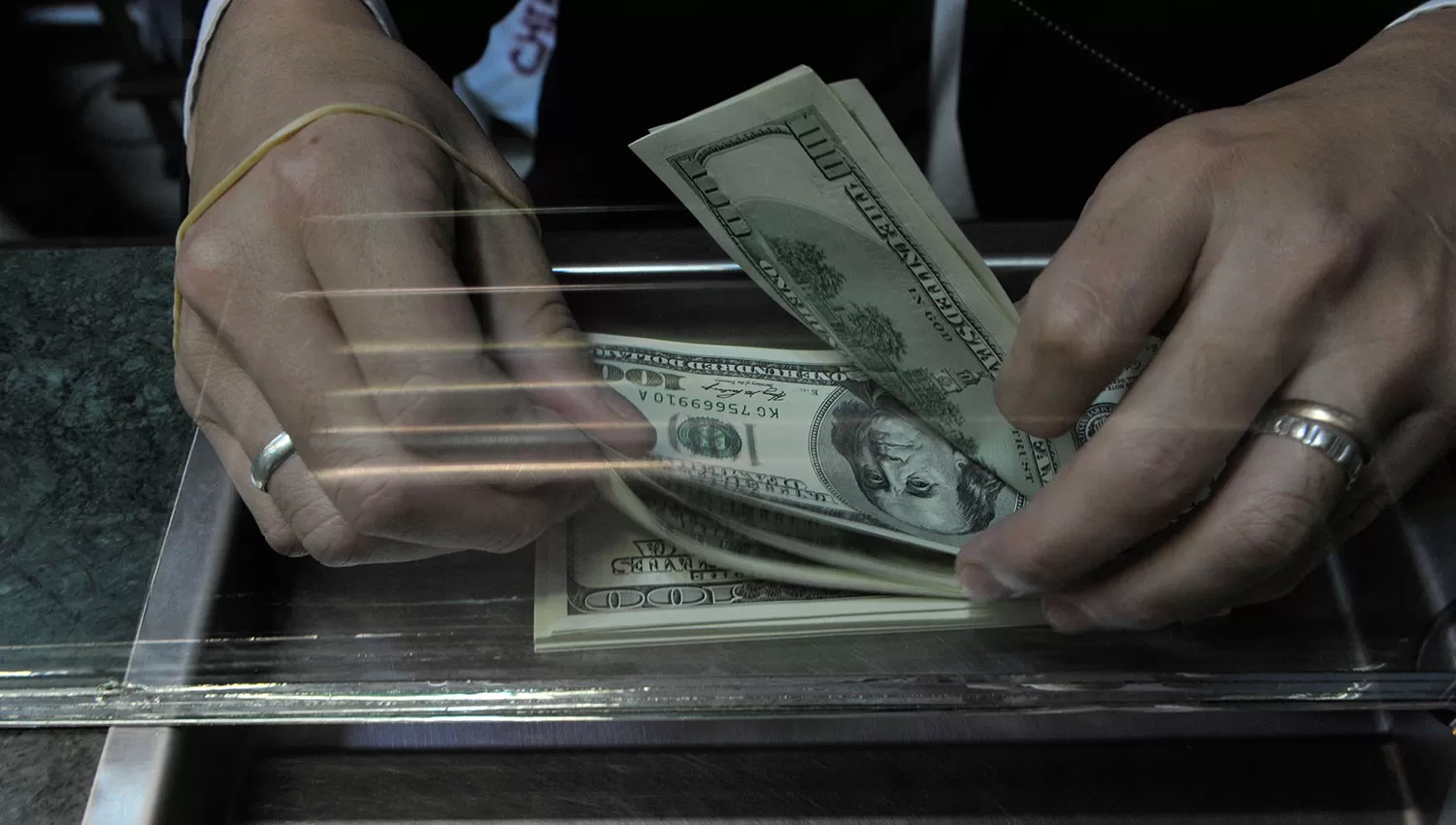 En el Banco Nación, el dólar cayó 25 centavos respecto de ayer. ARCHIVO