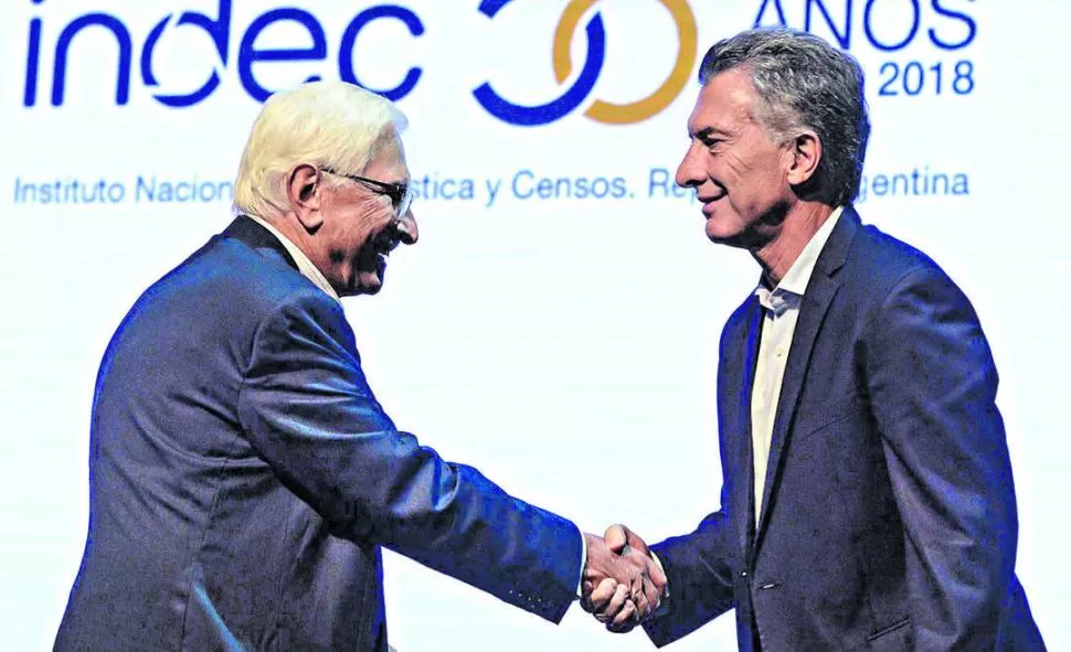 TRANSFORMACIÓN. El presidente Mauricio Macri saluda al titular del Indec, Jorge Todesca. twitter @mauriciomacri