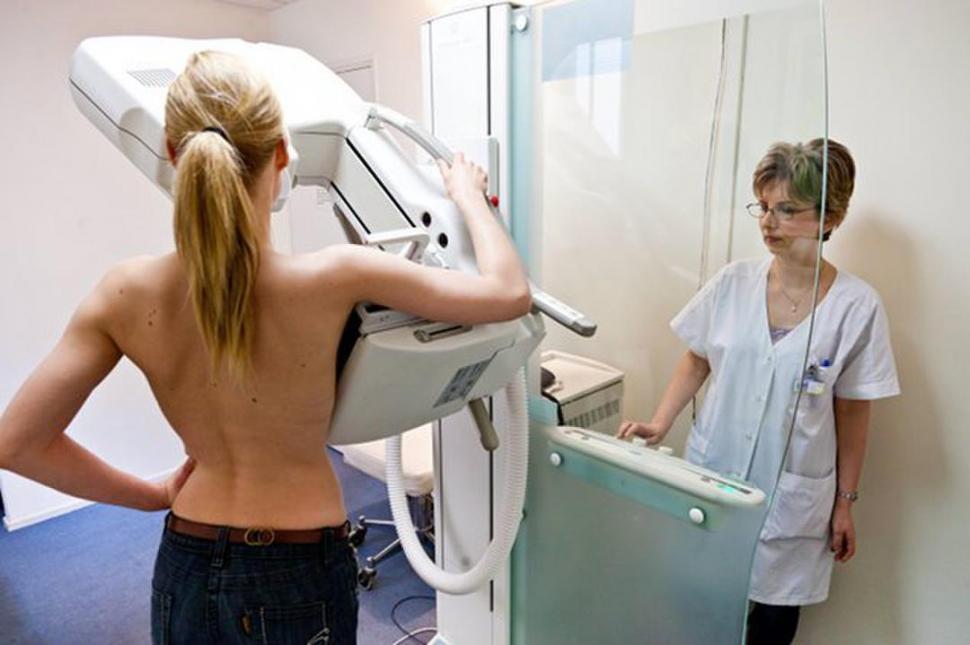 DETECTAR A TIEMPO. Pruebas simples, indoloras y disponibles, como la mamografía, pueden salvarte la vida. credito