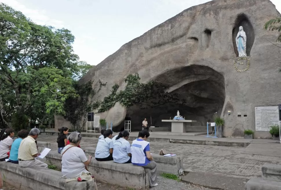 PASEO Y ORACIÓN. La gruta de San Pedro de Colalao convoca a cientos de fieles para la fiesta de Lourdes. la gaceta / foto de archivo