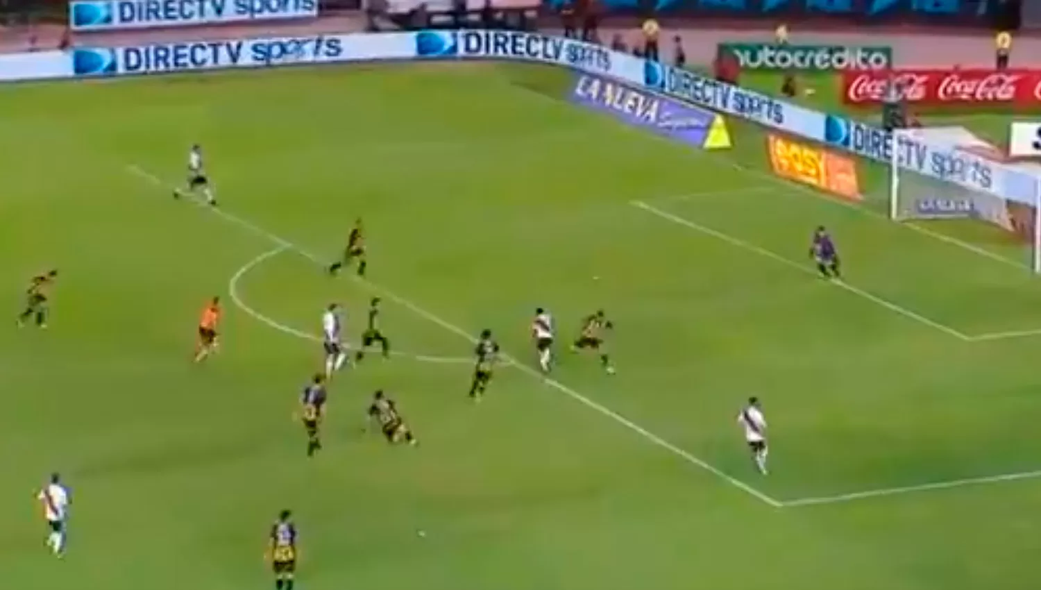 Video: la impresionante apilada de Scocco en su segundo golazo ante Olimpo