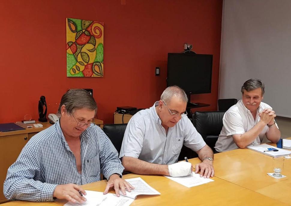 A TRABAJAR. Balbín y Vallejo firmaron como líderes de ambas instituciones. 