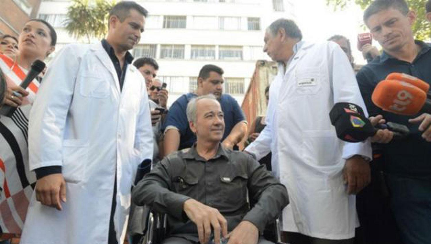 Joe Wolek sale del Hospital Argerich tras recibir su alta médica. FOTO TOMADA DE CLARÍN.COM