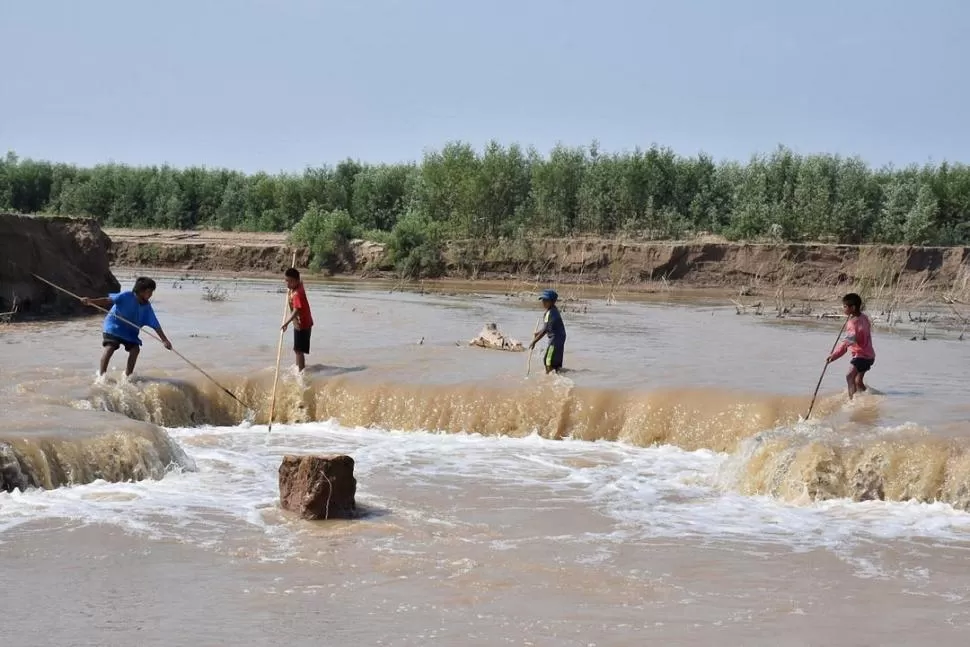 PICO HISTÓRICO. La creciente del río Pilcomayo arrasó con todo a su paso télam 