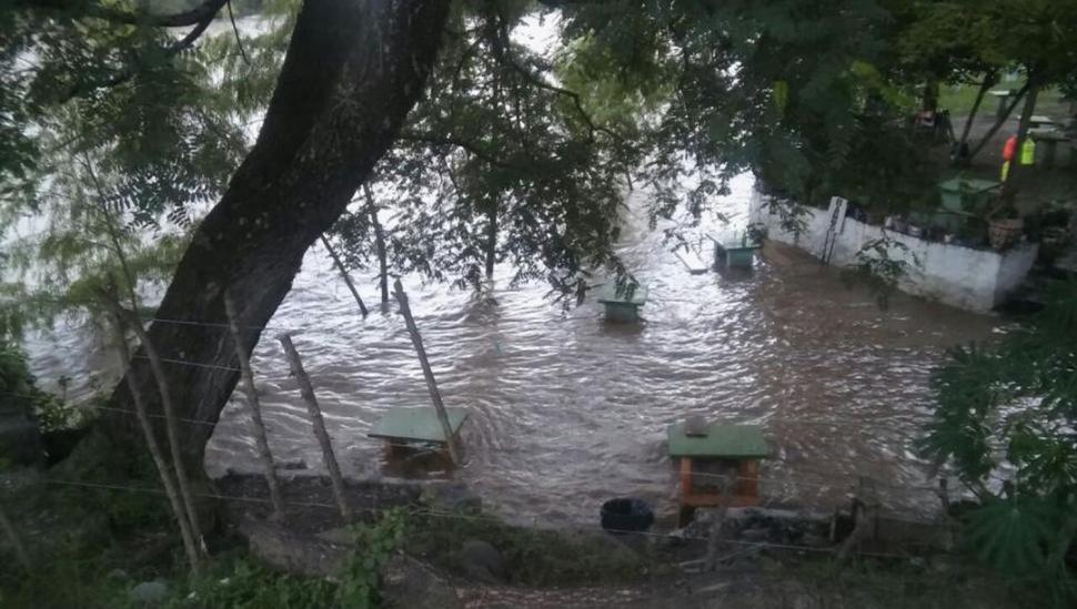 La crecida del río Loro impedirá el acceso a sectores de El Cadillal