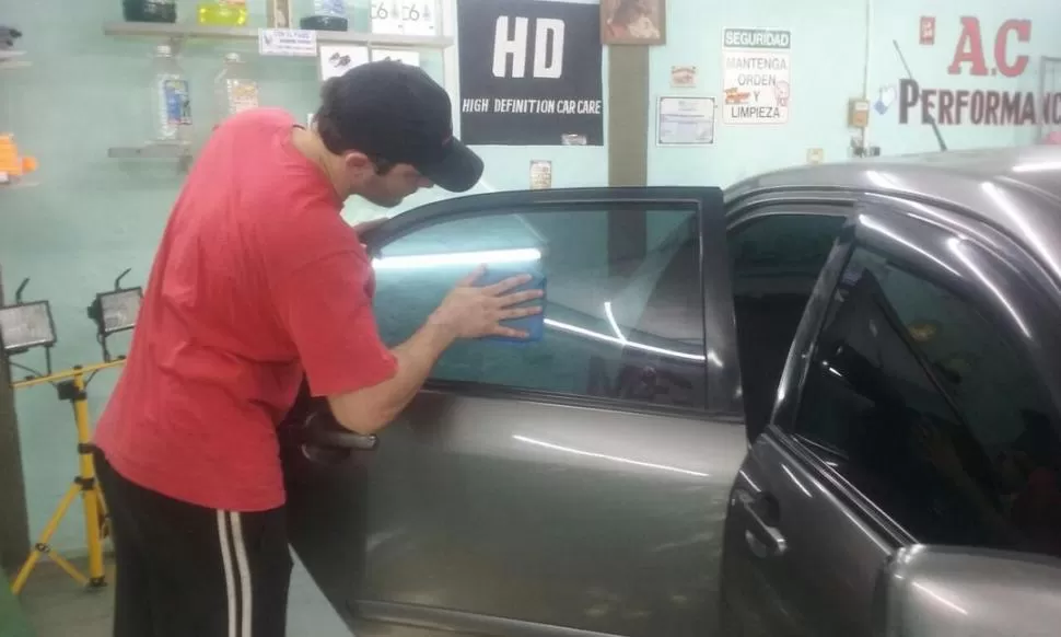 AUMENTAN LOS PEDIDOS. En los talleres cada vez más clientes piden tonalizar los vidrios de sus vehículos. FOTO GENTILEZA aLVARO cASTRO