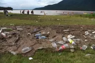 Bajó el agua y afloró la basura, pero igual los tucumanos disfrutaron el domingo en El Cadillal