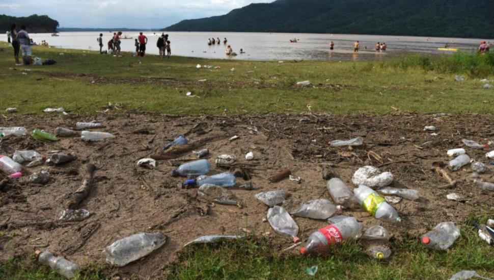La crecida dejó a El Cadillal sembrado de basura