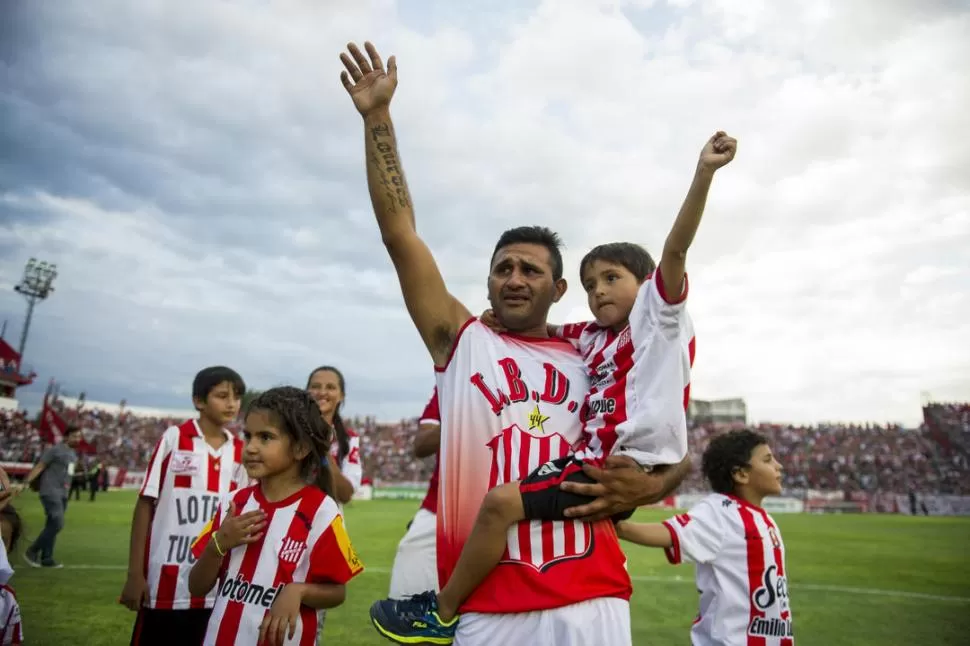 EMOCIONADO. Miguel y su hijo Tadeo, en el momento en que el estadio se puso de pie para aplaudirlo por heroica actitud. la gaceta / foto de jorge olmos sgrosso