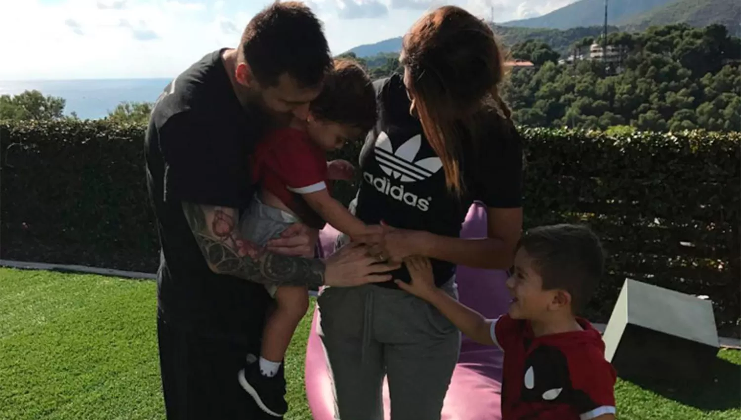 EN CAMINO. Messi y Antonela esperan su tercer hijo, Ciro. (ARCHIVO)