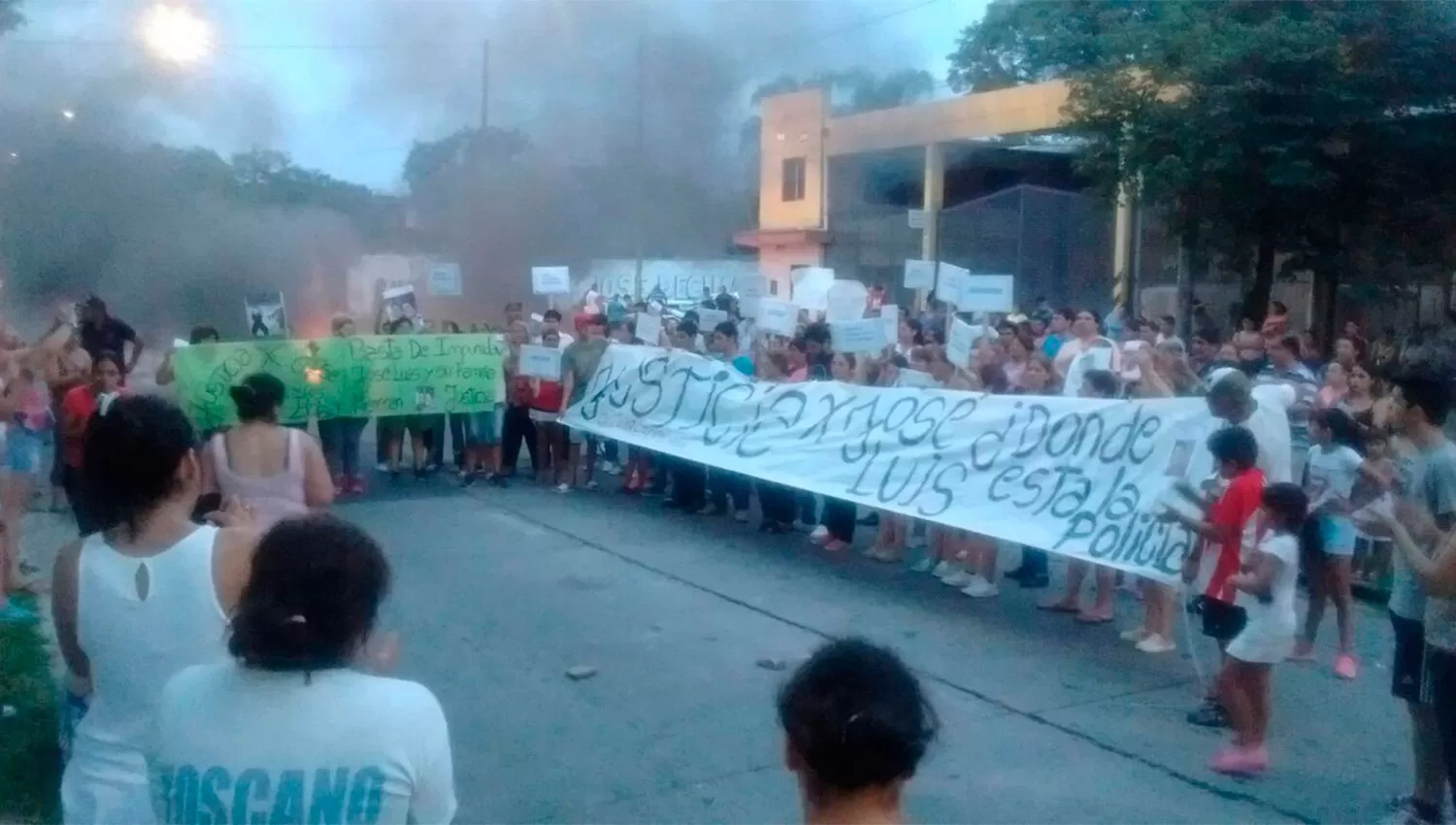 CORTE DE AVENIDA. Familiares ya amigos de José Luis Bolart se manifestaron esta tarde en Kirchner al 3.100. FOTO ENVIADA A LG WHATSAPP (3815870289).