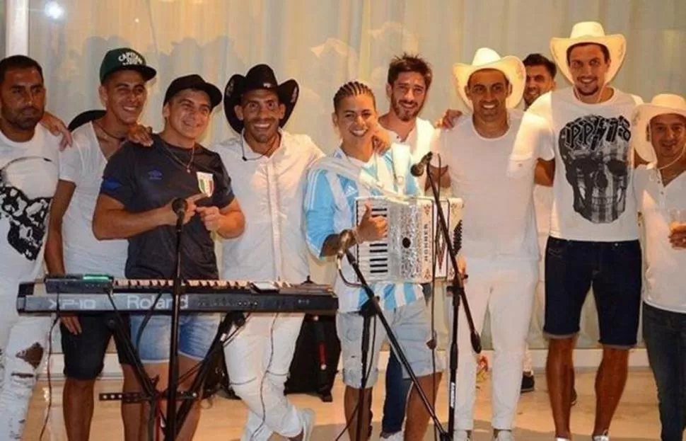 A TODO RITMO. Carlos Tevez sonriente junto a la banda “El show de Andy”, que ya tocó para Maradona y “Kun” Agüero. fotos twitter