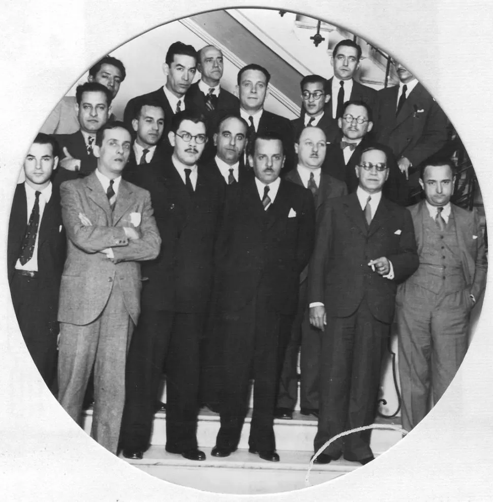 EN LA SOCIEDAD SARMIENTO. Al centro, Alfredo Coviello,flanqueado por los doctores Mario Posse, Miguel Ángel González, Edgardo Guzmán y Juan Schreier. 