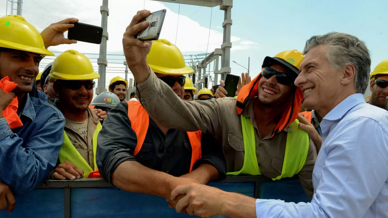 SELFIE EN CÓRDOBA. Macri posa junto a obreros de una central térmica. télam