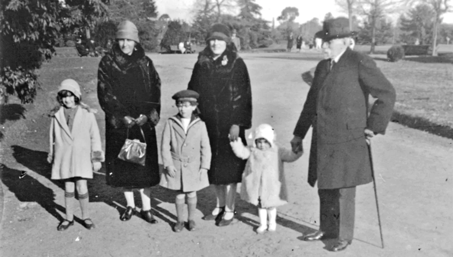 PAUL GROUSSAC. Foto inédita donde aparece paseando por Palermo, con familiares, en 1927, dos años antes de morir.