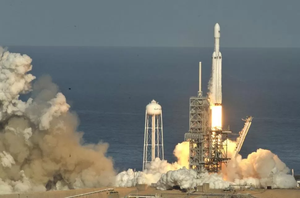 CABO CAÑAVERAL. SpaceX, la firma que lanzó la aeronave, aspira a enviar misiones al planeta rojo. reuters 