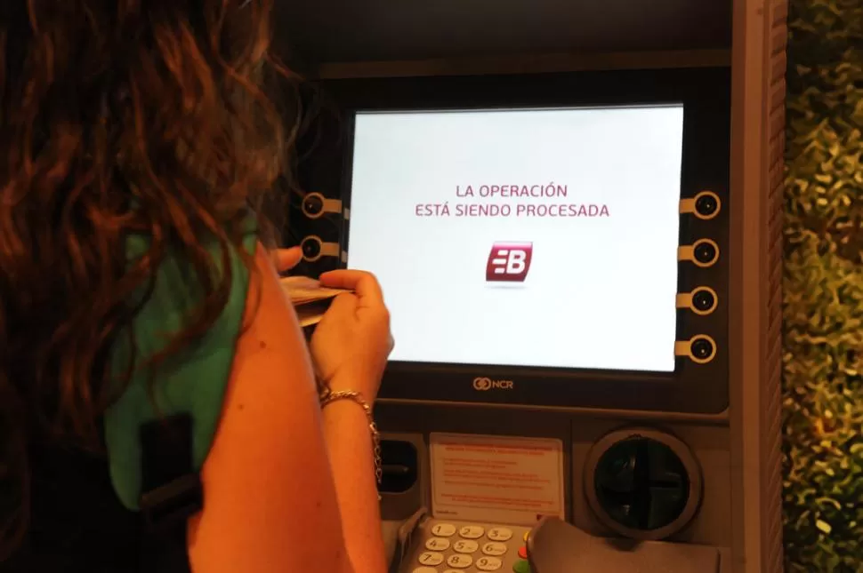 SERVICIO. El cajero automático es un ejemplo de robot de uso diario. LA GACETA / Foto de José Nuno  