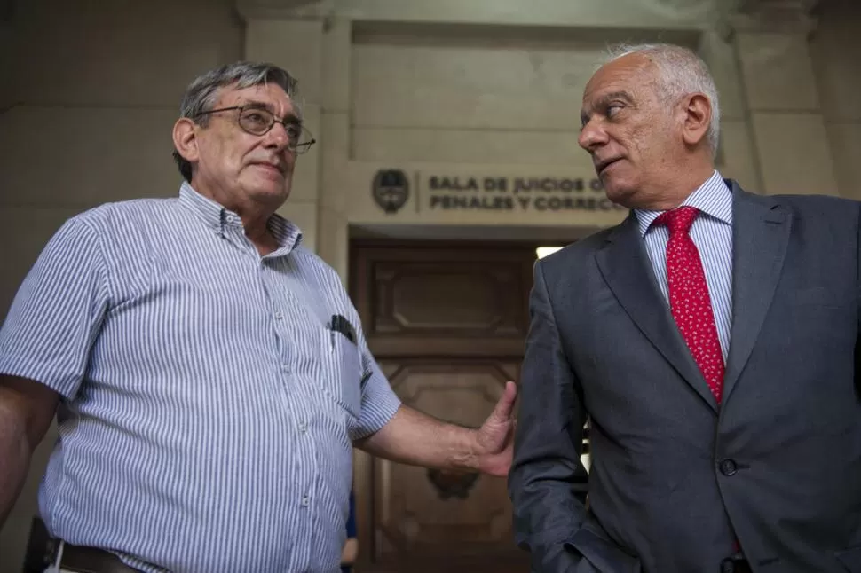 LA QUERELLA. Lebbos, junto con el abogado Emilio Mrad, en la puerta de la sala de juicio. la gaceta / foto de jorge olmos sgrosso 