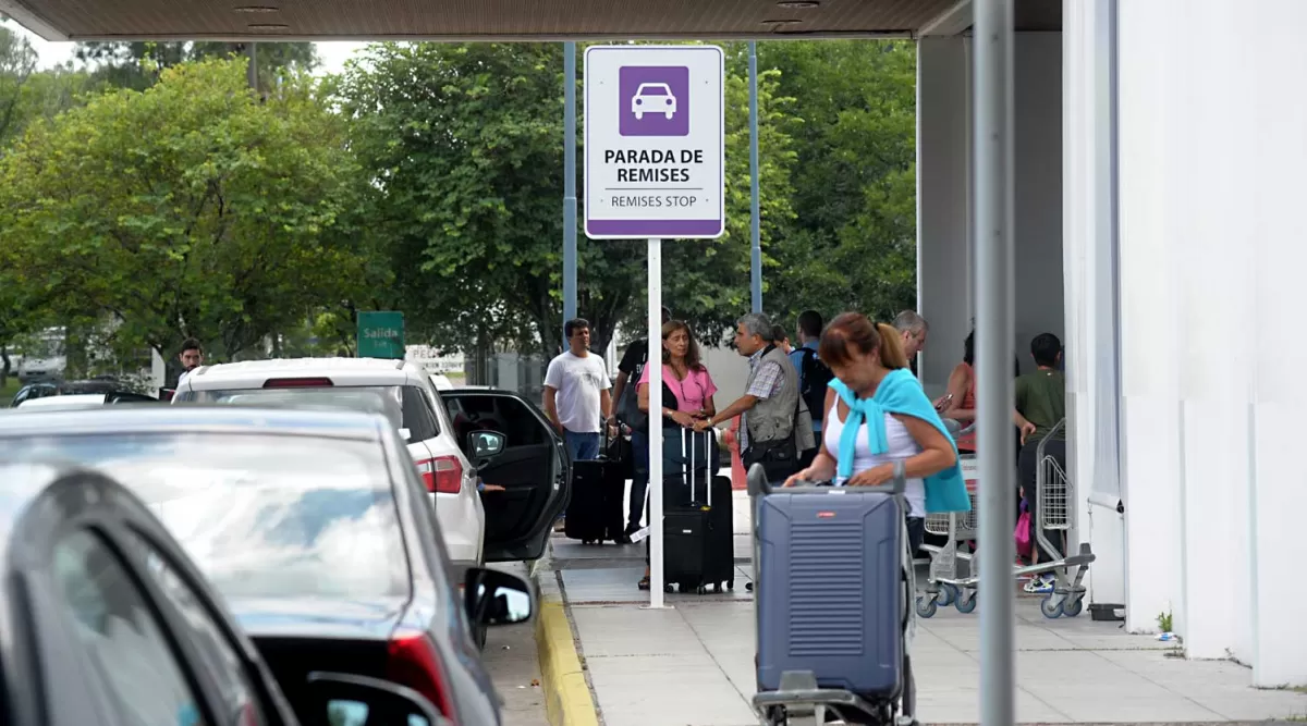 A CAZAR PASAJEROS. Cada vez que llaga un vuelo internacional a Tucumán, los choferes ofrecen “autos” en la puerta de la estación aérea. la gaceta / foto de franco vera