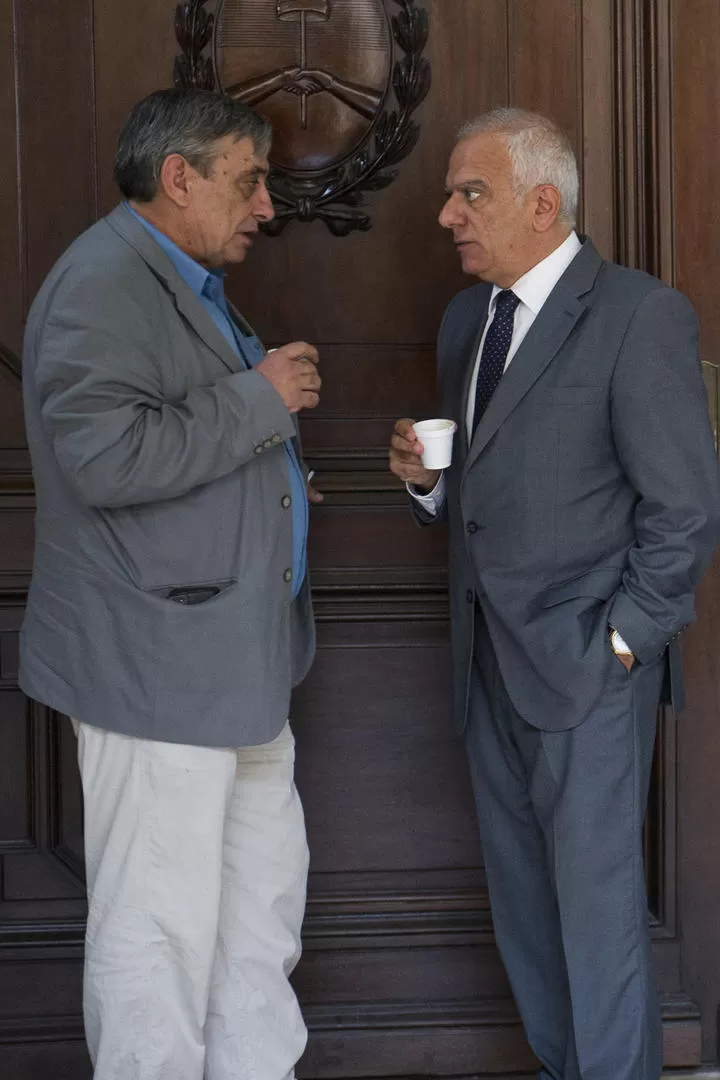 UN CAFÉ PARA MITIGAR LA ESPERA. Alberto Lebbos y Emilio Mrad dialogan en la puerta de la sala durante un cuarto intermedio. la gaceta / foto de jorge olmos sgrosso 