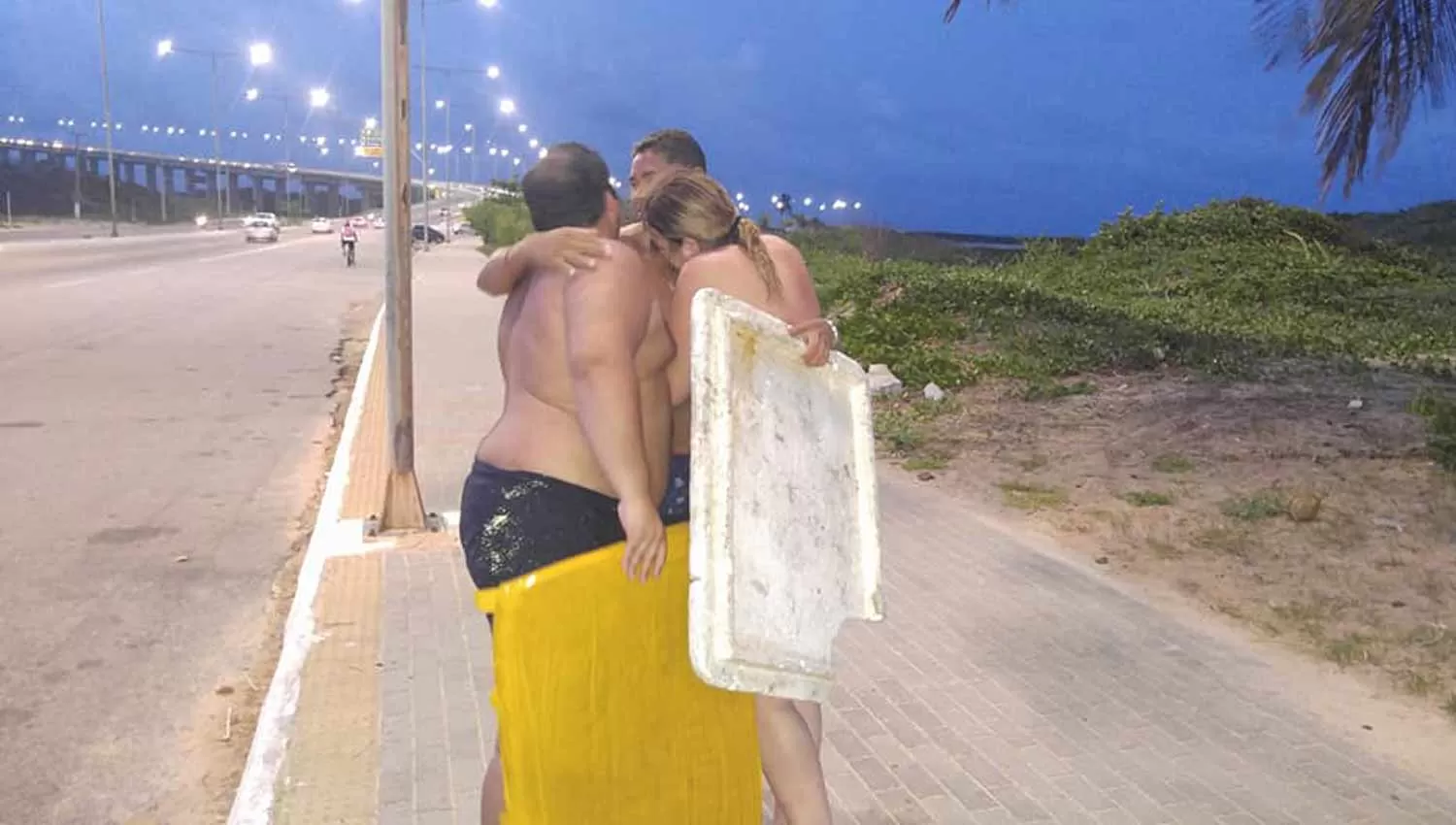 EN LLANTO. Gustavo y Marina abrazaron y lloraron junto a Juan Pablo, que con dos tapas de conservadoras se tiró al mar para rescatarlos. FOTO TOMADA DE FACEBOOK DE MARINA ALVAREZ