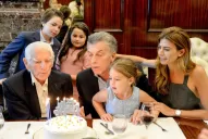 Con un jubilado, Macri sopló las velitas
