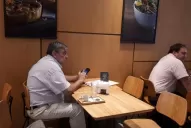 Después de salir de la sala, Lebbos estudió el caso en la mesa de un bar