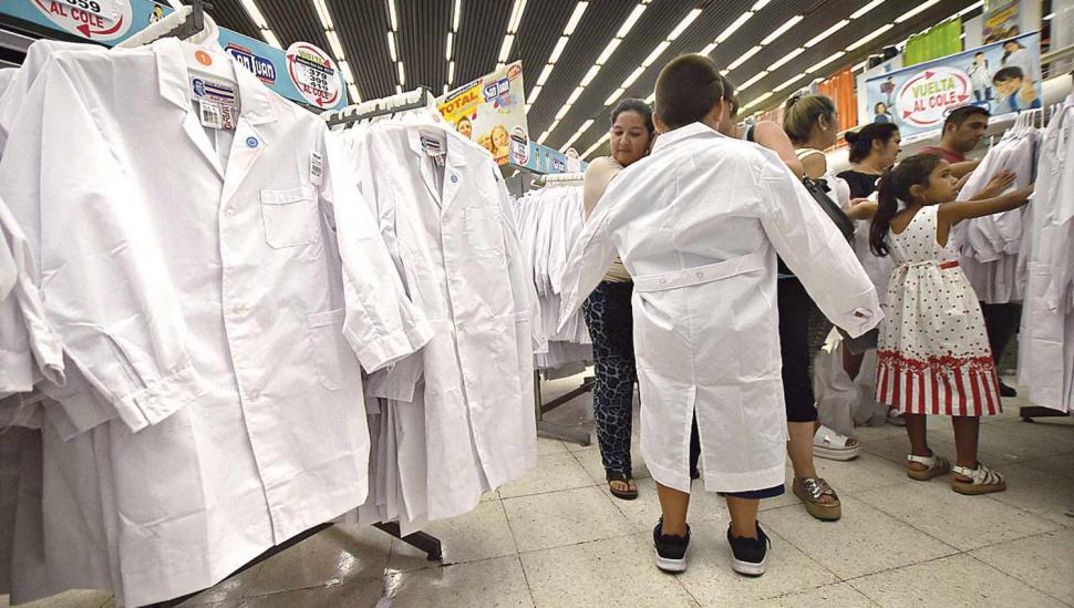 Los precios subieron alrededor del 15 % y la canasta escolar cuesta $ 3.000