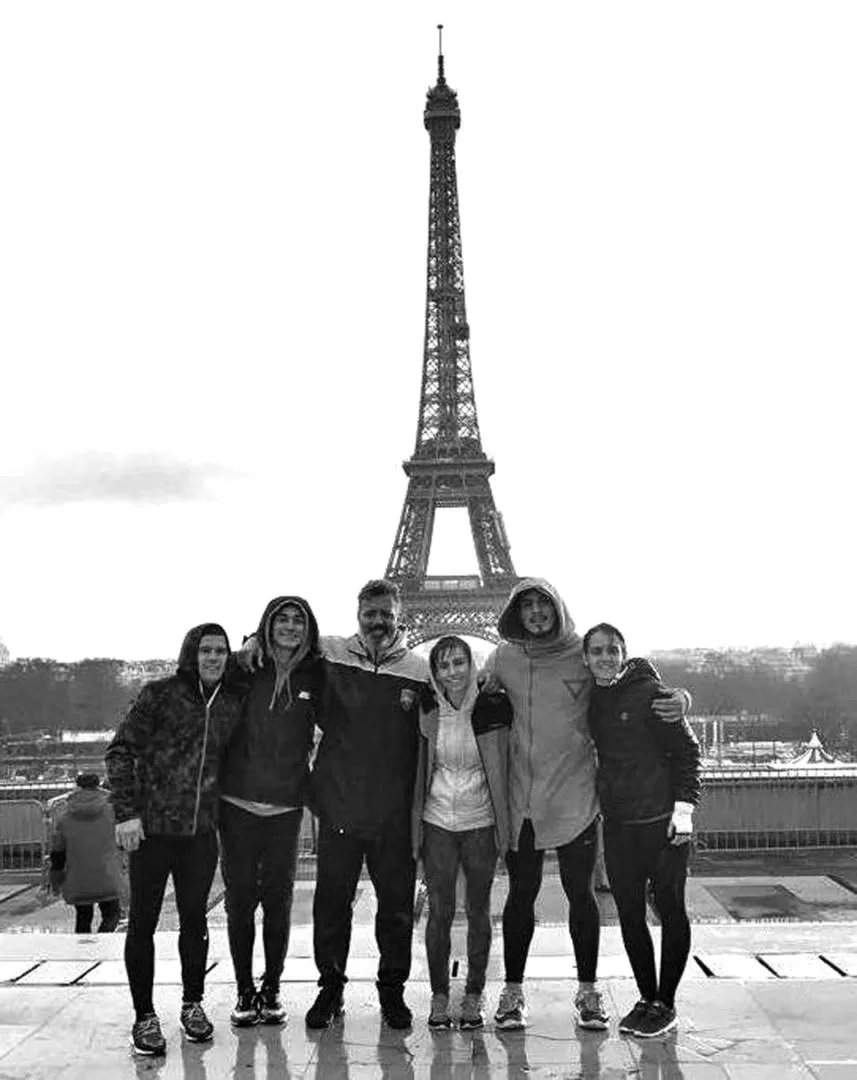 POSTAL. Amargós (quinto en la foto) con sus compañeros en la Torre Eiffel.  