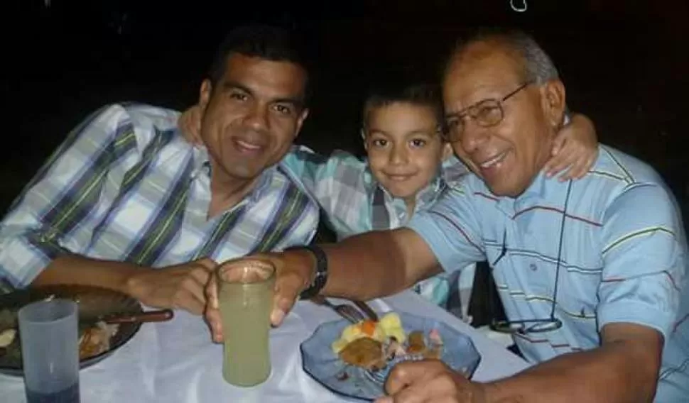 EN FAMILIA. Julio disfruta de sus hijo Elio y su nieto Joaquín.  
