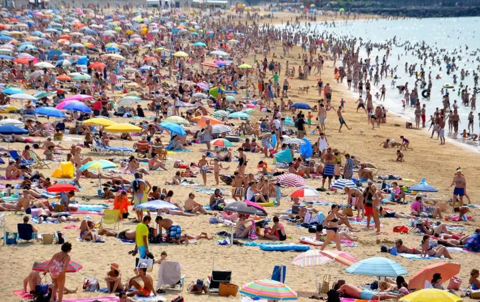 CULTURA NACIONAL. Los argentinos no pierden sus costumbres ni sus formas de compartir los espacios públicos en cualquiera de las playas donde vacacionan 