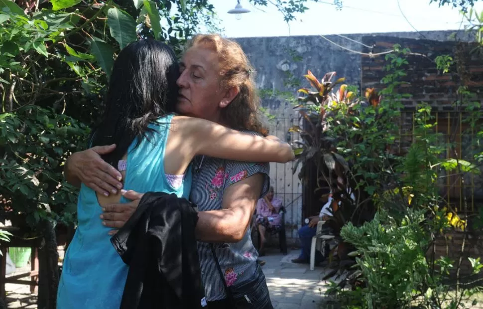ABRAZADAS. Olga Soria consolando a su sobrina Rosario, hija del hombre apuñalado en el domicilio que compartían. la gaceta / foto de antonio ferroni 