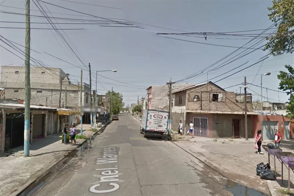 La agente fue interceptada en el cruce de calles Coronel Warnes y Loma Valentina, en el barrio de Lanús. FOTO TOMADA DE LANACIÓN.COM.AR
