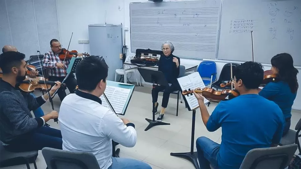 EN CLASE. Los violinistas, atentos a las premisas de la maestra, en un aula de la Universidad de Tel Aviv. ente cultural