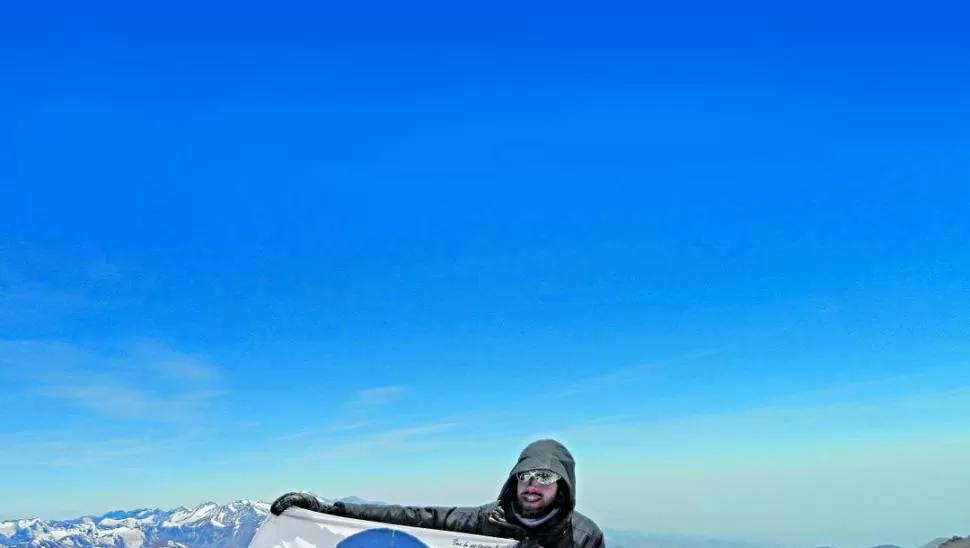 SELFIE. Ulises graba el momento a 6.016 metros en el volcán San Francisco. 