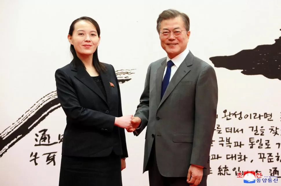 REUNIÓN INÉDITA. Kim Yo Jong, hermana del líder norcoreano, estrecha la mano de Moon Jae-in, presidente del Sur. Reuters
