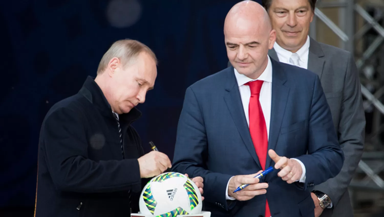 FIGURAS. Putin e Infantino firman la pelota del mundial. (DAILY MAIL)