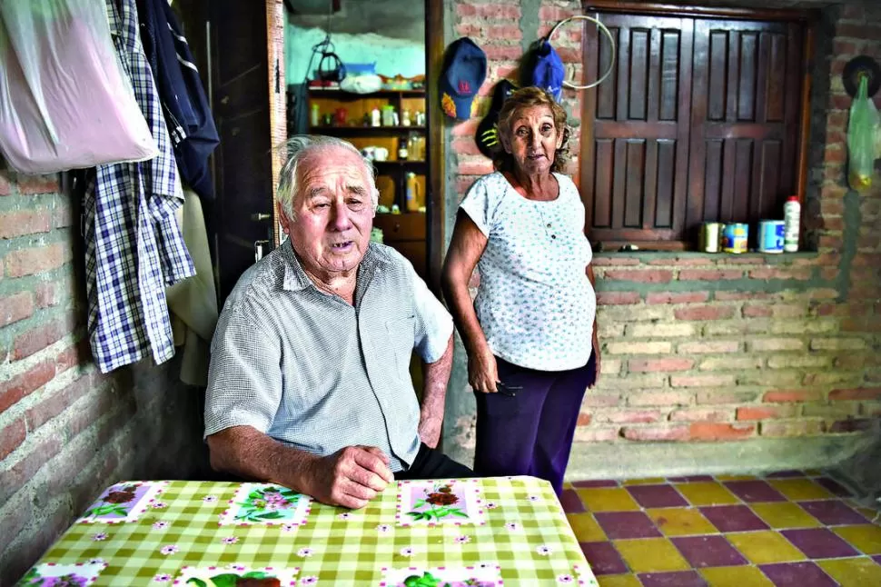 ENOJADOS.  Bustamante e Ibarra relatan los sucesos de ayer a la noche desde su casa en Villa Luján. LA GACETA / FOTO DE ANALÍA JARAMILLO